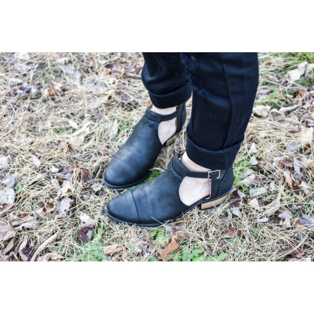 BUCKLE CUTOUT ANKLE BOOTIE - Picture 2 of 3